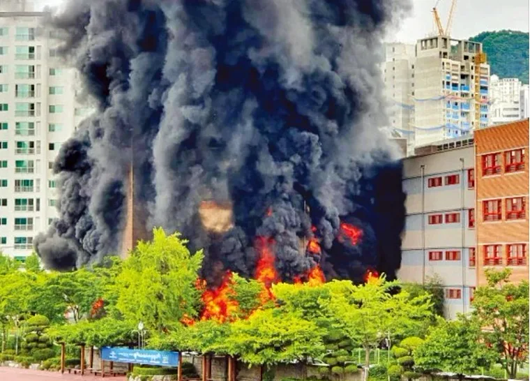 2019년 은명초등학교 화재 — 검은 연기와 화염