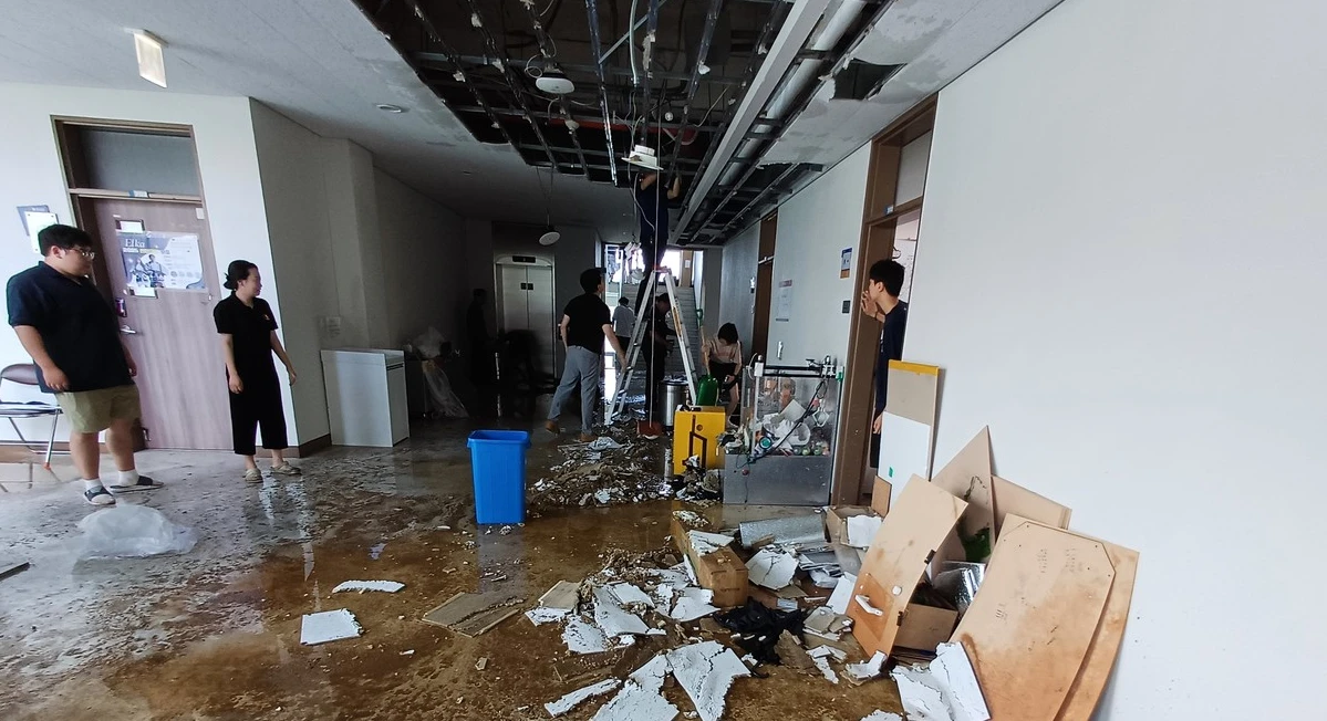누수로 붕괴된 복도 천장